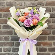 Букет цветов из:  Лизиантусы и Розы в Гольёво