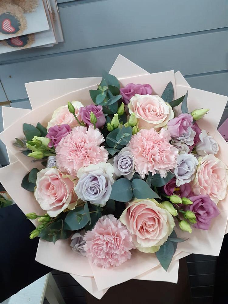 Букет цветов из: Розы, Гвоздики и Лизиантусы в Гольёво