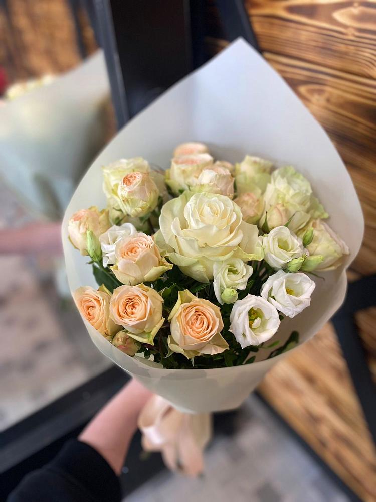 Букет цветов из: Розы и Лизиантусы в Гольёво